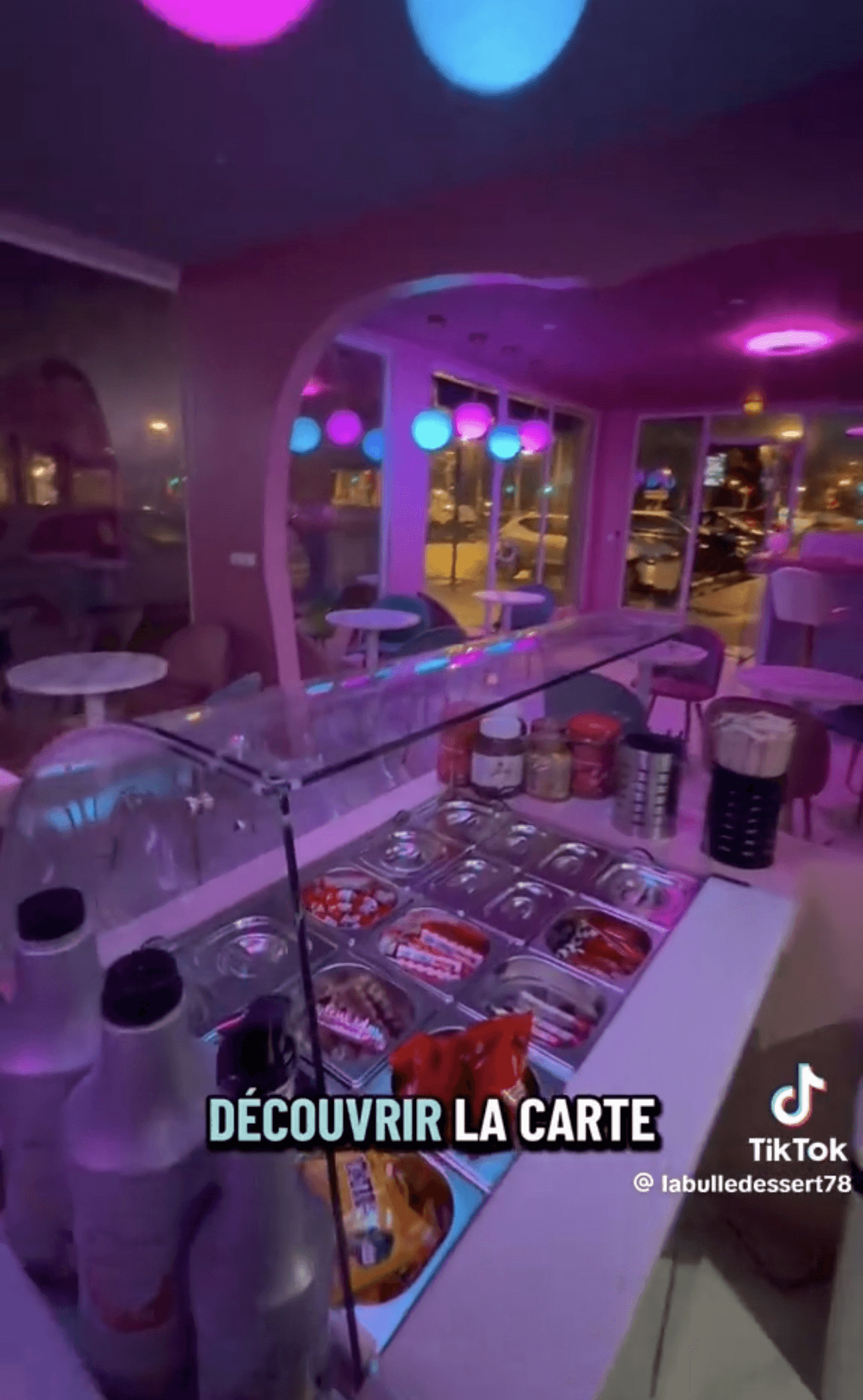 La vitrine de desserts La Bulle